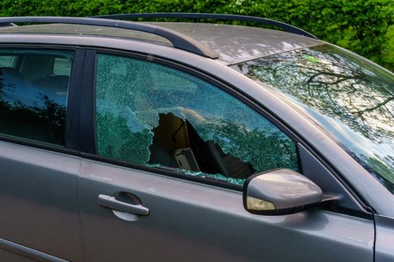 vitre latérale voiture cassée